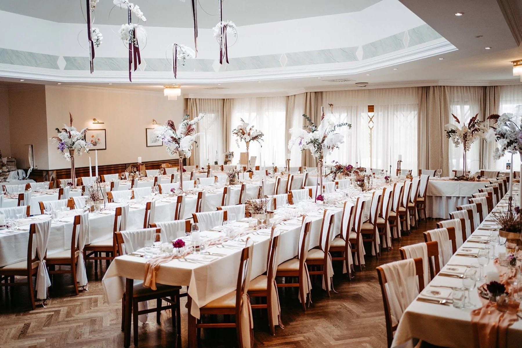 Festsaal mit großer Glaskuppel für Hochzeit im Gasthof Hirschbeck