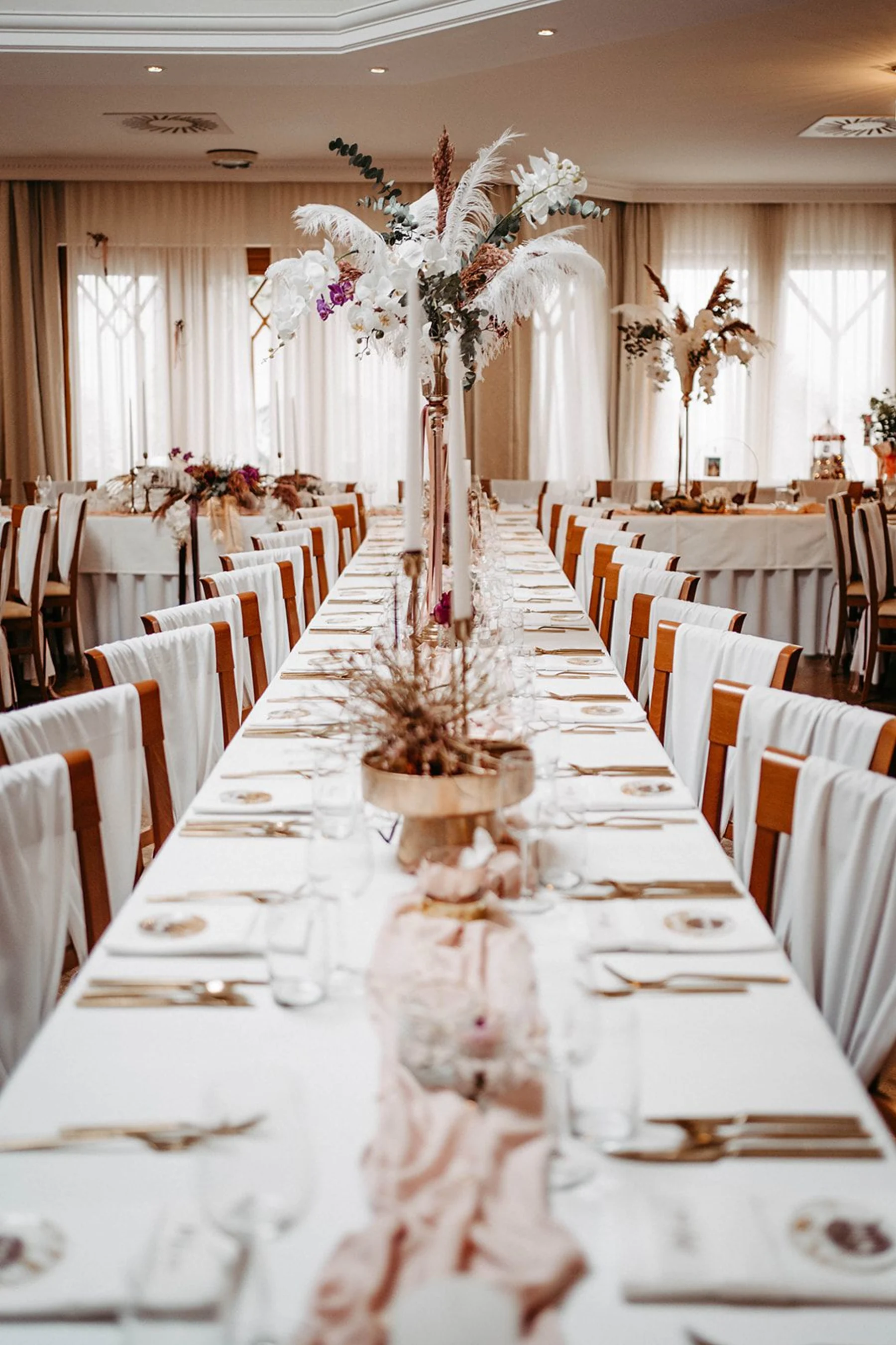 Festtafel mit Blumenbogen in der Hochzeitslocation Bezirk Baden
