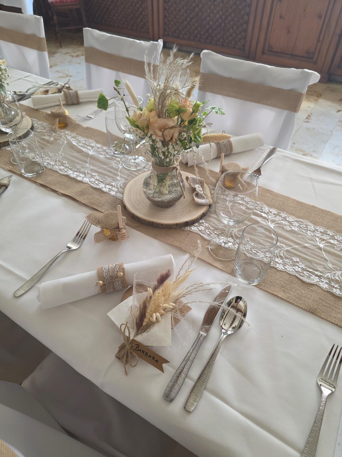 Liebevoll gedeckte Festtafel mit Trockenblumen und Tischläufer im Gasthaus Hirschbeck