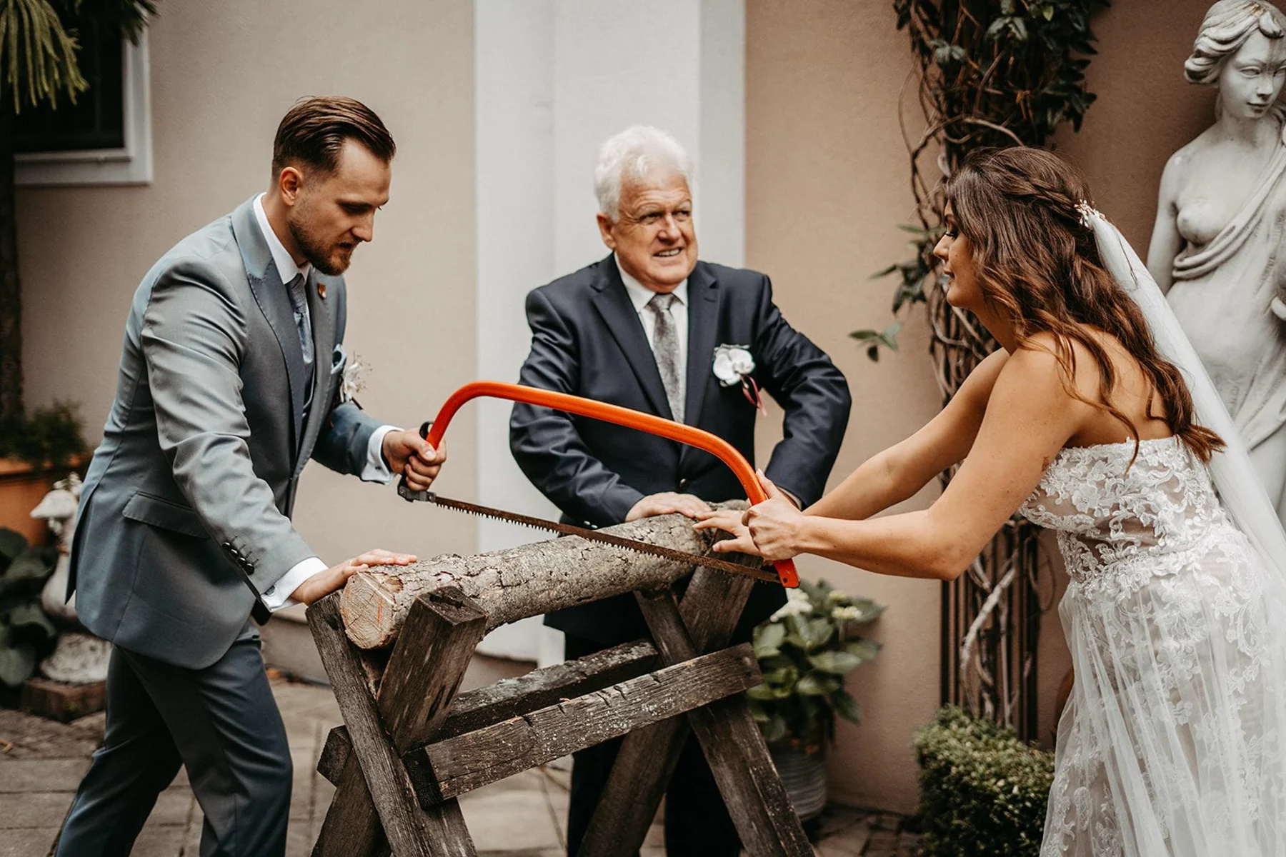 Hochzeitstradition Holzstamm sägen im Gasthof Hirschbeck