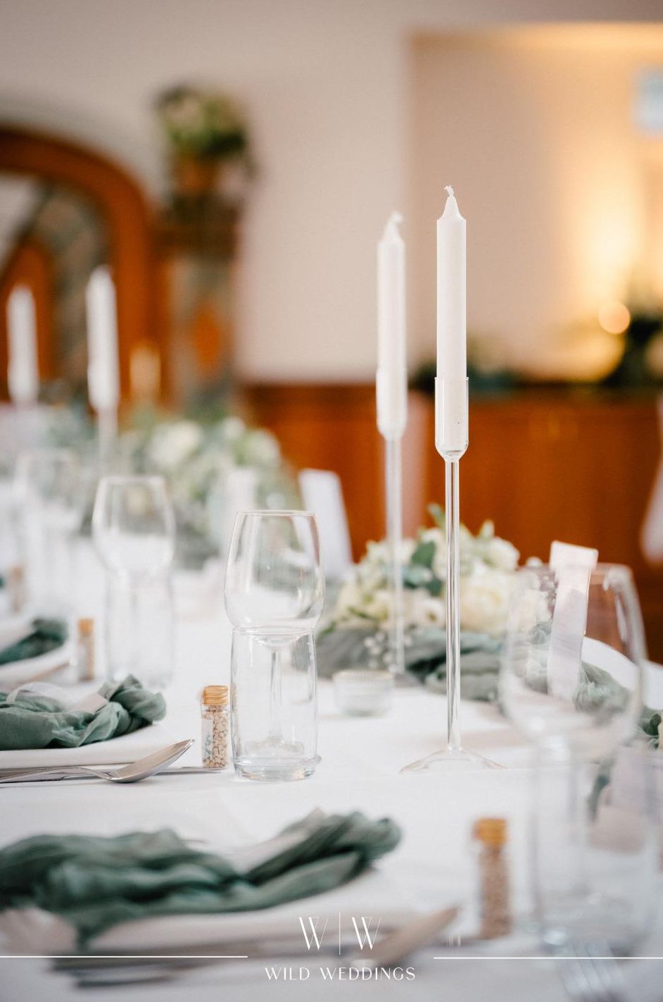 Festtafel mit Kerzen und Tischdekoration im Wirtshaus Hirschbeck