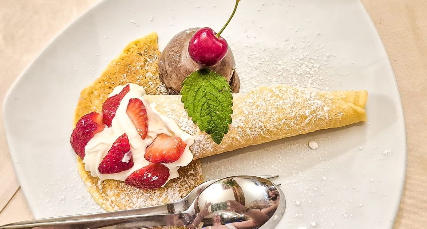Palatschinken mit Beeren als Dessert im Wirtshaus Hirschbeck