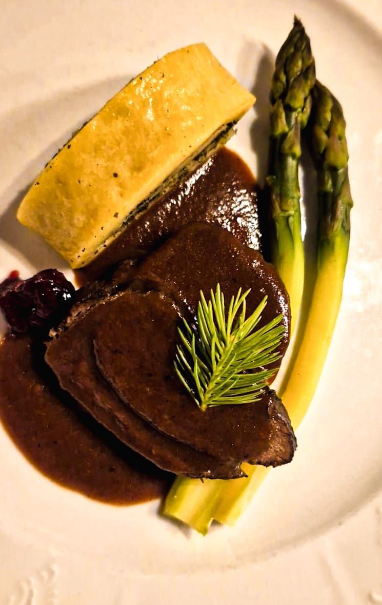 Rinderfilet mit Polenta und Spargel im Gasthaus Hirschbeck