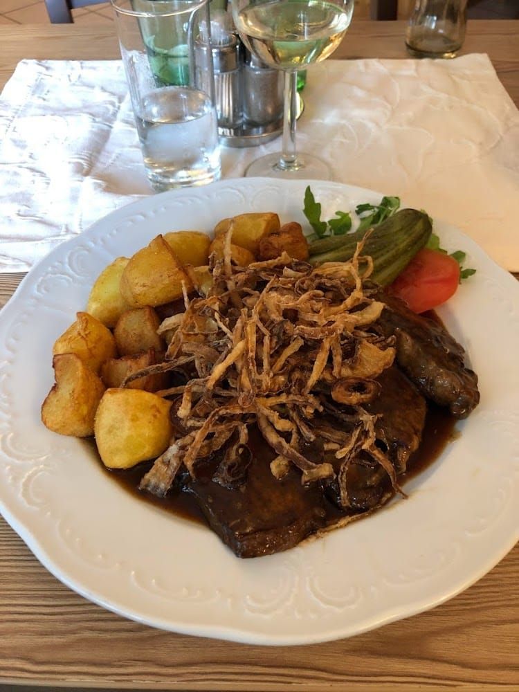 Zwiebelrostbraten mit Bratkartoffeln, ein Wirtshausklassiker im Gasthaus Hirschbeck